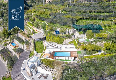 Enchâssée dans la roche et orientée vers le bleu de la mer, à quelques minutes à pied de la plage de Maiori, cette villa de luxe est à vendre le long de la côte amalfitaine. Encadrée par un merveilleux jardin privé partiellement en terrasses, la vill...