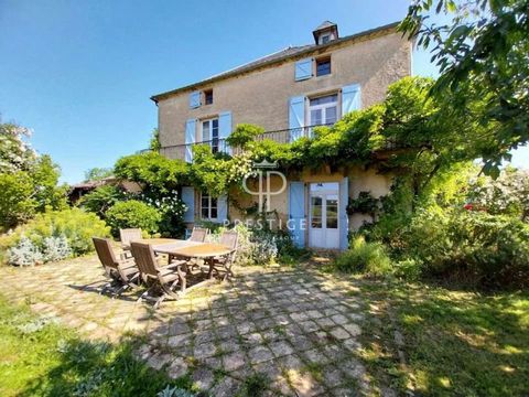 Located in a quiet hamlet, this beautifully restored manor house comprises of 5 bedrooms in the main house and 3 additional bedrooms in its cottages. The interiors are sumptuously appointed and the grounds of over 2 hectares include pasture, 2 barns ...