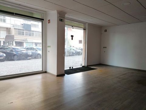 Shop with 80m2 in Paivas, at Rua M.F.A. Nº27, a privileged location in a very busy area and known for its proximity to shops, services, clinics, transport and easy access. This store with excellent storefronts, will be ideal for your business, whethe...