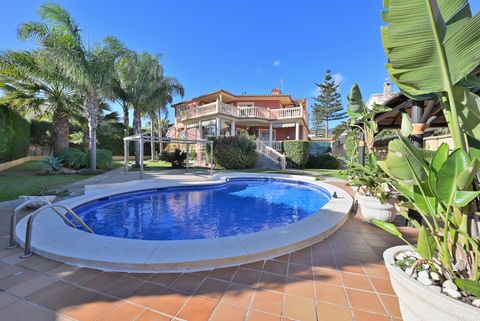 Fantastique villa, construite avec de bonnes qualités, située à Playamar, Torremolinos, à seulement 400 mètres de la plage. Il se compose d'un grand séjour en L, d'une cuisine moderne entièrement équipée, d'une grande entrée, d'un...