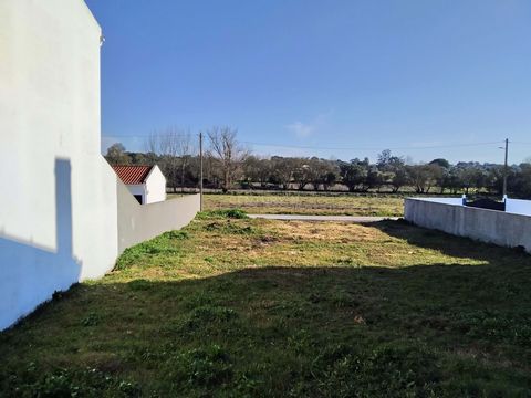 Urban building plot located in the friendly village of Alcáçovas, on the edge of the well-known National Road 2 - EN2. The right opportunity to build the house of your dreams that you've been waiting for. Let your imagination run wild and get to work...