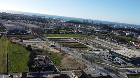 Excellent Housing Investment opportunity in a new mixed urbanization of high-rise buildings and villas, in the center of Guifões, next to Pingo Doce and the Municipal Swimming Pools. Approved allotment defined in urbanization with more than 8000m2 of...
