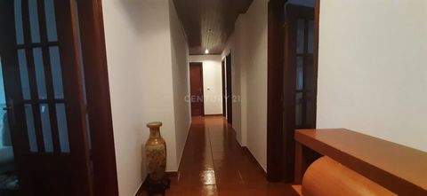 3 bedroom apartment with parking close to the Secondary School in the center of Bombarral 3 bedroom apartment on the 1st floor without elevator, located in the center of Bombarral, surrounded by all types of services and commerce such as: schools (se...