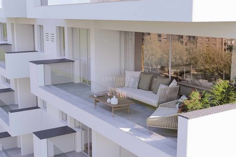 Condomínio do Sobreiro is your new private condominium that appears in a privileged location in Senhora da Hora, in Matosinhos, just 100m from the Metro station that will connect you in a few minutes to the center of Porto. Integrated into a consolid...