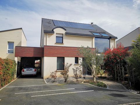 A Pacé, ville appartenant à Rennes métropole, à 10kms de Rennes, près des écoles, commerces et arrêt de bus, je vous propose une maison avec extension de 2019 avec panneaux solaires sur un terrain de 580m2. La maison comprend une pièce de vie de 60m2...