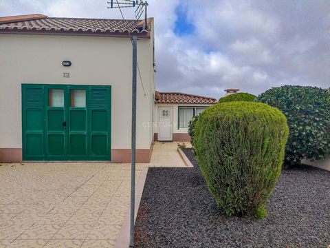 Welcome to this charming house located in the peaceful parish of Achada de Nordeste, in the beautiful Azores. This unique property is a garage converted into a T0+1 house with an incredibly well-utilized attic. With a useful area of 57 m2 and a gener...