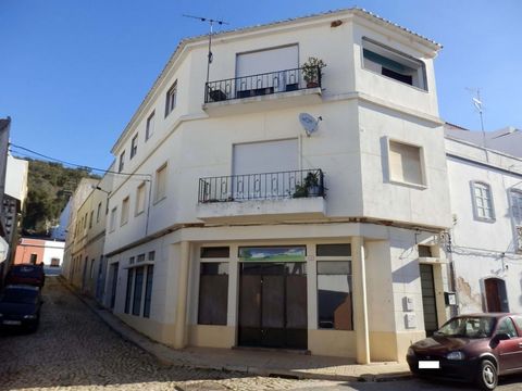 Mixed building located in the village of S.B.Messines, consisting of 3 floors with two 4-bedroom flats, a commercial space and a garage; with independent entrances. On the ground floor There is a commercial space with an area of 71m2, with WC and 2 s...