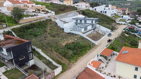 Terreno para construção num lote de 1056 m2 localizado na Arruda dos Vinhos, distrito de Lisboa. O terreno fica no Cerrado e Fontainhas lote 88, tem uma área de implantação de 475,20 m2, área de construção de 1056 m2 e área dependente de 100 m2. O te...