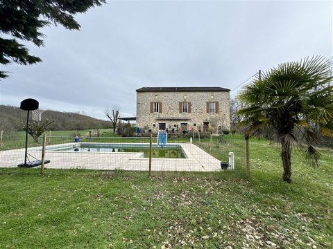 Come and discover this stone house from the 1900s located between Montayral and Saint-Vite in the Lot Valley, just a few minutes from shops.   Ideal for a large family, a seasonal rental project, or a foster family. It includes a 12 m2 entrance, a 56...