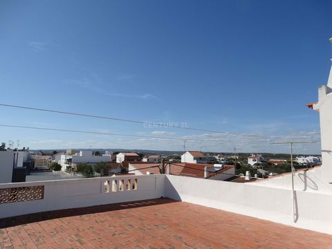 House with 9 Bedrooms , located in the center of Vila Real de Santo Antonio, with excellent access to transport, trade, services and schools. Compound: 1x - T3 - r / c front. 2X - T1 - ground floor and 1st floor frt 2x - T2 - ground floor and left 1s...
