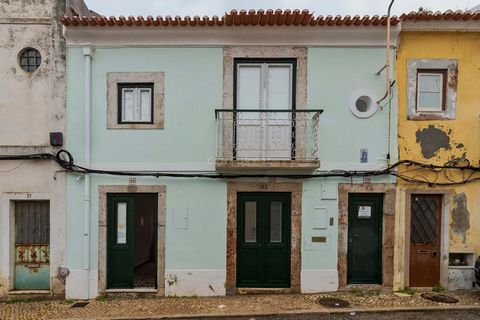 In the heart of Setúbal's Troino neighbourhood, just a few metres from Avenida Luisa Todi, we find this traditional two-storey building, divided into two units: two studios. With separate entrances, on the first floor we find a flat with 42 m2 and on...