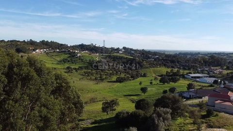 Wonderful! Imagine yourself living in an oasis in Azambuja, in the tranquil Vale Espingardeiro. This 1210 m2 plot offers a unique opportunity to build the house of your dreams, with an implantation area of 120 m2 and the possibility of building two f...