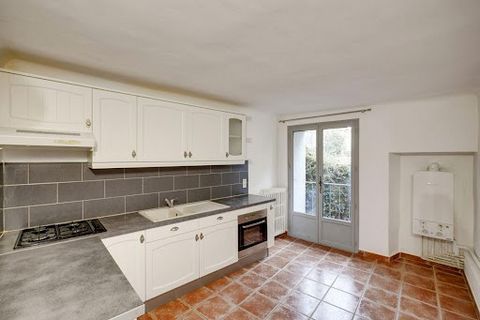 CODOLET 30200 Village house sold free or rented. Current lease in place 3 years from August 2023. Rent 890 euros. 20 minutes from Avignon and 3 minutes from Marcoule in the heart of the village, this pretty house with a living area of 165 m² is prese...