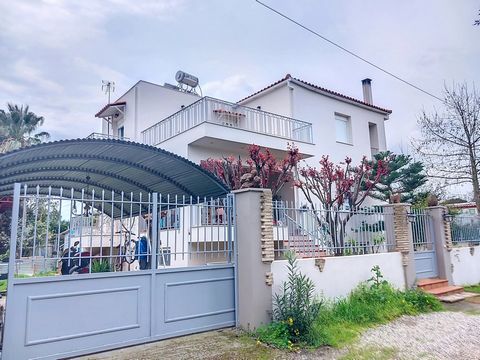 Detached house 219 m2 on 3 levels near the sea in Agios Konstantinos (Oropos - Attica) not far from the center of the seaside resort of Skala Oropos with its shops, restaurants and its beautiful long beach. Athens airport is 45 minutes. A regular fer...