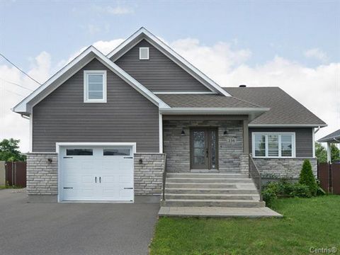 Magnificent spacious and bright single-storey house located in a sought-after area in Salaberry-de-Valleyfield. Quiet and safe family residential neighborhood. Composed of 5 bedrooms including 2 in the basement, 2 bathrooms, a powder room (basement),...