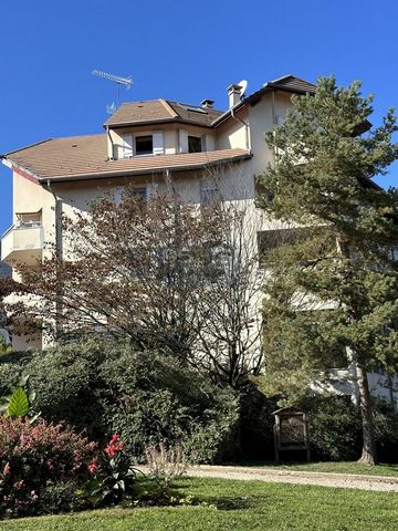 ANNUITY-FREE LIFE ANNUITY The seller lives in her property for the rest of her life and retains the Right of Use and Habitation. Bright T4 apartment, area carrez 81.88m2, crossing on the 2nd floor of a building from 1986 located in the village center...