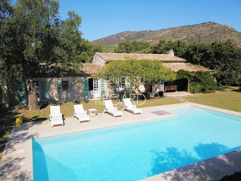 In Le Lavandou, 10 minutes walk from the beaches and shops, this 2,519sqm property stretches out facing south. The garden is completely fenced, flat and perfectly landscaped. This charming Provençal farmhouse of about 220sqm is on one level and has 5...