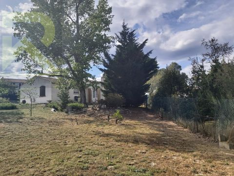 98m2 house including a large bright living room, a closed kitchen, a bathroom with bathtub and 3 bedrooms. The house has been considered a natural disaster due to drought for several years Reconstruction and consolidation work is to be expected. All ...
