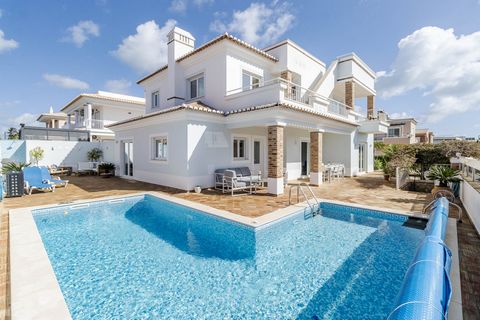 Välkommen till denna fantastiska 5-sovrums villa med förtrollande havsutsikt (T3+2), belägen i det prestigefyllda Canavial-distriktet i Porto De Mos i Lagos, Algarve. Renoverad för bara tre år sedan, förkroppsligar denna egendom lyxigt kustliv. När d...