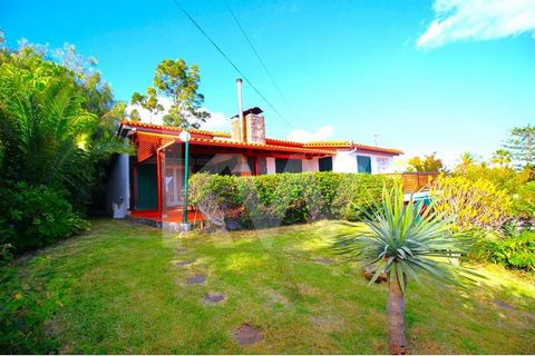 Beautiful traditional house T3+2, on a plot of 600m2, spread over 2 floors, with 2 suites, 2 bedrooms, 1 office, 3 bathroom, 1 small kitchen, 1 kitchenette, 1 living room, porch, barbecue, completely surrounded by leafy gardens, excellent sun exposur...