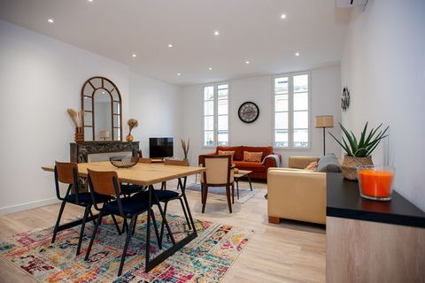 Libourne- Centre In a stone building, Condominium apartment type T3 with a lot of charm and very bright on the first floor includes an entrance, an equipped kitchen open to a living room and 2 bedrooms, a toilet, a shower room.