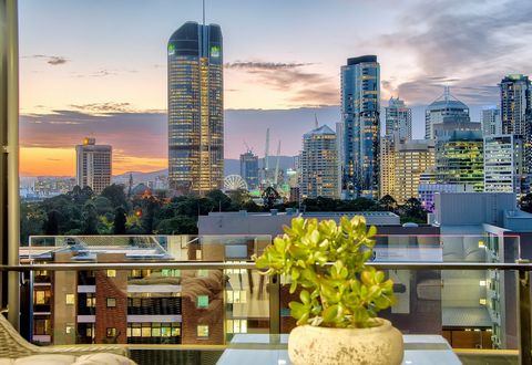 901/9 LAMBERT STREET, KANGAROO POINT, BRISBANE AUSTRALIA This never to be repeated, exceptional sub penthouse is set on Level 9 of the luxurious, UDIA award-winning, 'Monterey' building. Spanning over 212sqm with outstanding and uninterrupted views a...