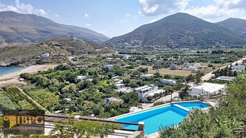 El complejo consta de cuatro casas y un molino de viento en la zona de Aspous en Skyros. La primera casa fue construida en 2006 y está hecha de piedra, con una superficie total de 236 metros cuadrados. Dispone de un amplio patio y el espacio interior...