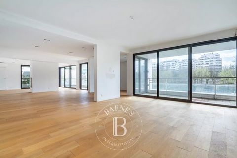 This bright and sunny, dual-aspect, 235m² (2,530 sq ft) south-facing apartment situated in a recent high-end building comprises an entrance hall, an 87m² (936 sq ft) living room surrounded by balconies/terraces, an eat-in kitchen, four bedrooms, thre...