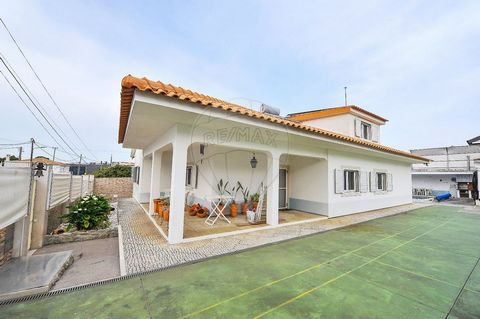 Description Single storey house T3+2, detached and plot of 527m² With an electric central heating system and a heat pump for heating and bathing, and solar panel for water and power, oscillating PVC windows and double glazing, this villa is the perfe...