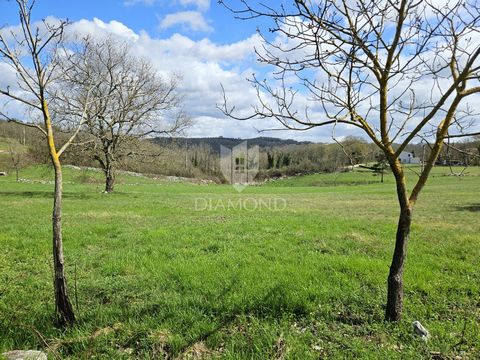 Location: Istarska županija, Poreč, Poreč. Poreč area, building land ideal for living in a quiet place! This fantastic building plot is for sale in a quiet place only 15 minutes' drive from the city of Poreč and its beaches. Due to its position, the ...