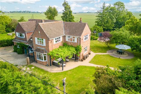 A light, airy and spacious family home enjoys far reaching countryside views and has had a recent complete refurbishment. It provides 5 bedrooms, one en suite, and a family bathroom upstairs and 4 generous reception rooms, a large kitchen breakfast r...