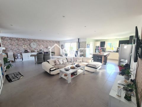 PIGNANS - Magnificent contemporary single-storey villa of 190m2 composed of a living room of 76m2 with fitted and equipped open-plan kitchen, a laundry room, a hallway which leads to 4 bedrooms including 1 master suite of 38m2, bathroom and separate ...