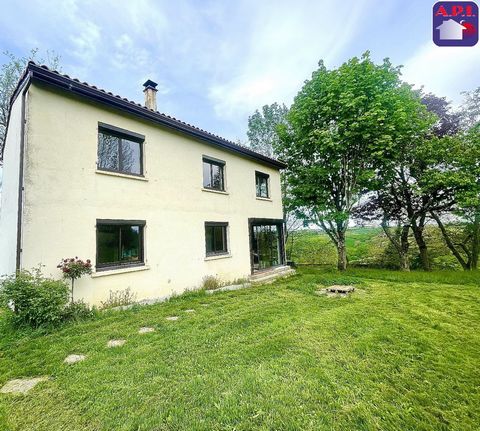 HOUSE WITH GARDEN Located in a village 10 minutes from Fousseret, pretty house set on land of approximately 1290 m². It consists on the ground floor of a large living room of 35m² with open kitchen, dining room and living room with a wood stove. A be...