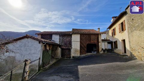 IN CAMPAIGN!! Discover the charm of rural life in this magnificent village house. Nestled on a plot of 1430m², this house offers an idyllic setting for those looking for tranquility and space. With its garage and two barns, this property offers addit...