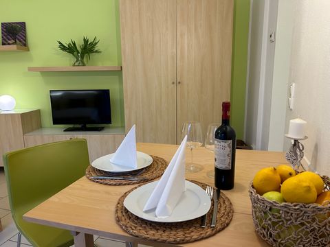 Welcome to the accommodation in the west of Regensburg on Rennweg with a car park in front of the door! This friendly and bright accommodation is equipped with everything you need for a pleasant stay: - fully equipped kitchen with coffee machine, dis...