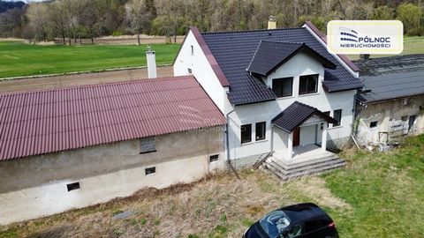 Północ Nieruchomości biedt een onroerend goed te koop aan met een huis in de staat van een ontwikkelaar en twee bijgebouwen gelegen in Pilchowice, gemeente Wleń. Het perceel heeft een oppervlakte van 1,11 hectare en heeft in het lokale ruimtelijke on...