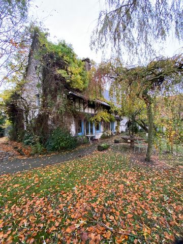 Nichée à proximité de la forêt de Nieppe, sur la commune de Morbecque, cette demeure datant du XVIIIème siècle avec plus de 200m² de surface habitable sur une parcelle d'environ 1600m² est un véritable havre de paix. Cette maison a gardé le charme de...