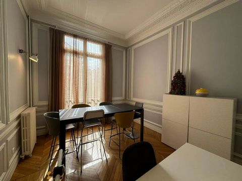 Luxury Apartment in the Heart of Paris - Avenue Victor Hugo, 75016 PARIS Are you in search of luxurious accommodation in one of Paris's most prestigious neighborhoods? Look no further! We offer you a magnificent apartment located on Avenue Victor Hug...