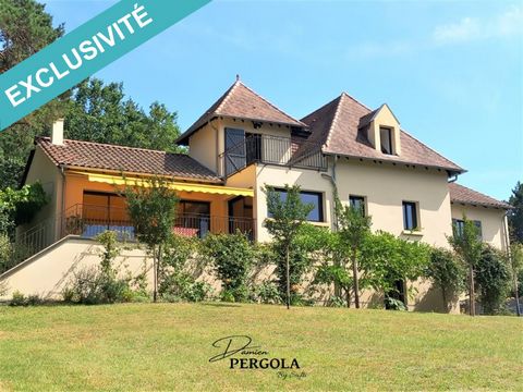 Come and discover less than 5 minutes from the town center of MONTIGNAC-LASCAUX and its amenities, this magnificent architect-designed house of 178 m², located on a plot of 5800 m² The property is located in the heart of the golden triangle of Périgo...