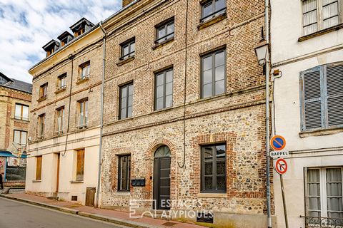 In the heart of the city, recent renovation for this beautiful investment building of about 71 m2. On the ground floor an apartment consisting of an entrance, a shower room, toilet, a kitchen and a living room/bedroom. On the first floor: an apartmen...