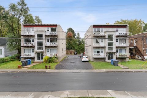 Excellent investment opportunity! 2 side by side buildings of 6 units each. Steps from University, Cegep and high schools, close to restaurants and commerce. Well maintained buildings with 12, 2 bedroom apartments. Possibility to increase revenues. S...