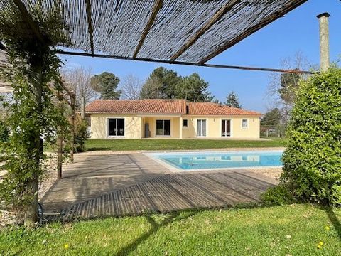 Very good location, at the gates of Périgueux, in a quiet environment for this bungalow in perfect condition, offering an entrance with cupboard, a fitted kitchen open to large living room with wood stove, pantry with sink, hallway, 4 bedrooms includ...