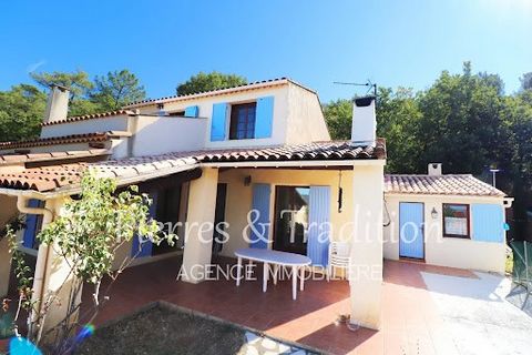 Located a stone's throw from the village center of Roussillon, beautiful house of nearly 170 m² of living space with garden, swimming pool and garage. It consists of a large living room, an independent kitchen, four bedrooms and two bathrooms. Very n...