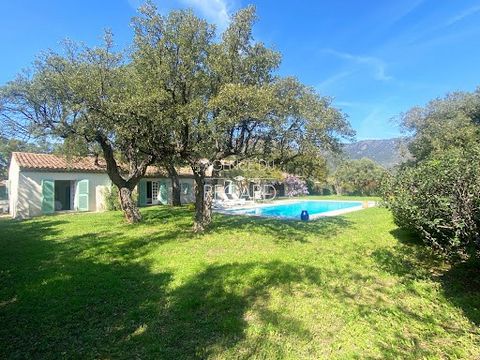 Villa 10 minutes from the beach and shops… In Le Lavandou, 10 minutes walk from the beaches and shops, this 2,519sqm property stretches out facing south. The garden is completely fenced, flat and perfectly landscaped. This charming Provençal farmhous...