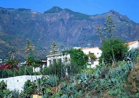 Charming Country House in Rustic Estate and Protected Natural Area in Valsequillo, Gran Canaria. Registered for exploitation in Rural Tourism. The house, with stunning views of the mountains and the sea, is located at an altitude of 300 meters above ...