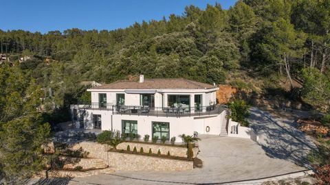 Magnificent 7-room villa perched on a hill with breathtaking panoramic views. An area is famous for its wine producing... This exceptional property will win you over with its privileged location and top-of-the-range features. On the ground floor, thi...