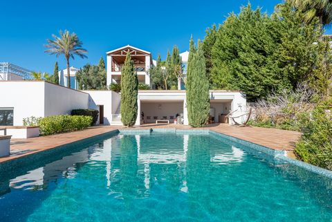 We are pleased to present this stunning villa in La Reserva de Sotogrande that fits perfectly with the exclusive lifestyle of this area. This spacious villa of more than 1100m2 is located at the highest point of La Reserva de Sotogrande, offering dis...