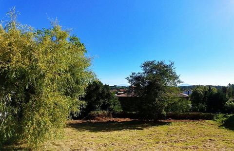Located against Bayonne 100m away, in Saint-Pierre-d'Irube, this 814 m² plot of land offers the opportunity to build your ideal home in the heart of the charming Basque Country. Located in Bayonne, it benefits from a breathtaking view of the mountain...