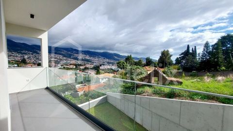 Apartamento T2 com 127,38 m² localizado no 1.º andar do Edifício Ethereal no Funchal, São Martinho. Edifício com uma arquitetura contemporânea, linhas retas e muita luz natural em todas as divisões. A cozinha moderna está equipada com eletrodoméstico...