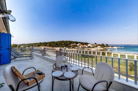 Nous proposons une belle villa en pierre près de la mer sur l'île de Pašman en première ligne de mer avec une vue magnifique sur la mer. Les quais pour les bateaux sont à seulement 30 mètres. Cette villa de luxe de style authentique est cachée dans u...